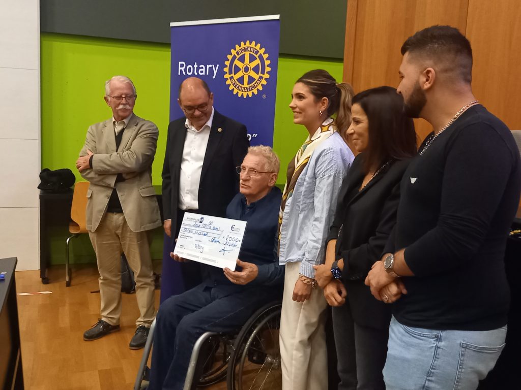 Remise du don par le rotary club Colmar à l'APF France handicap. Faculté de marketing et d'Agrosciences, campus Grillenbreit, Colmar